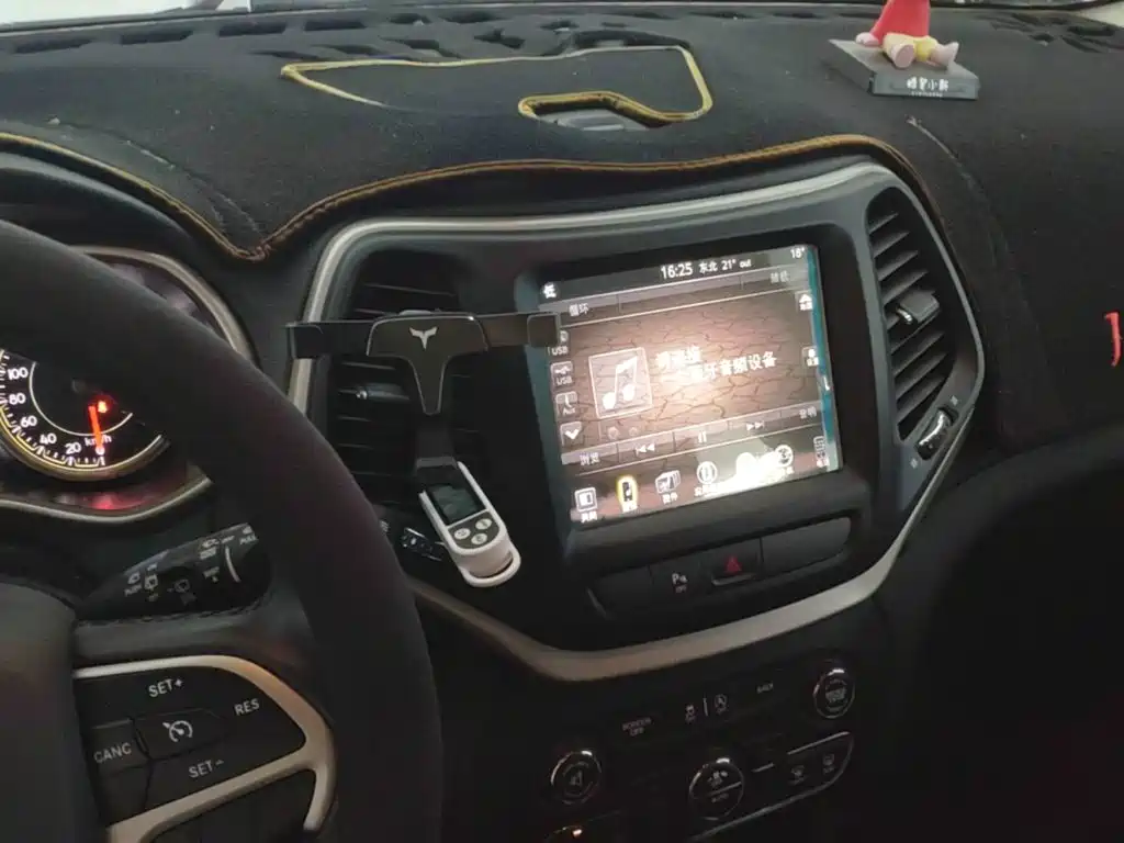 Jeep Cherokee — фото 13