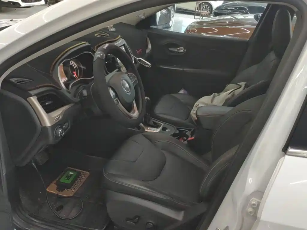 Jeep Cherokee — фото 15