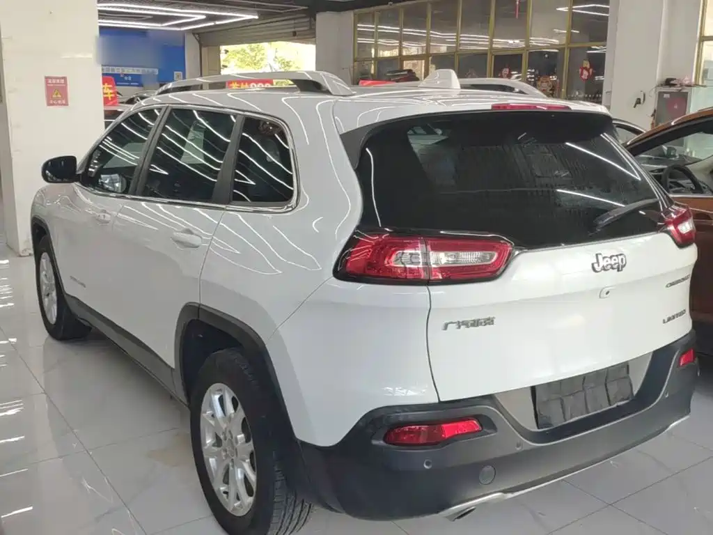 Jeep Cherokee — фото 5