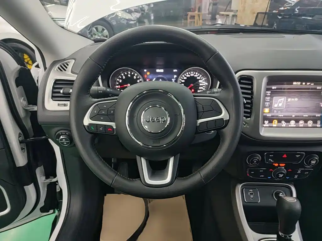 Jeep Compass — фото 11