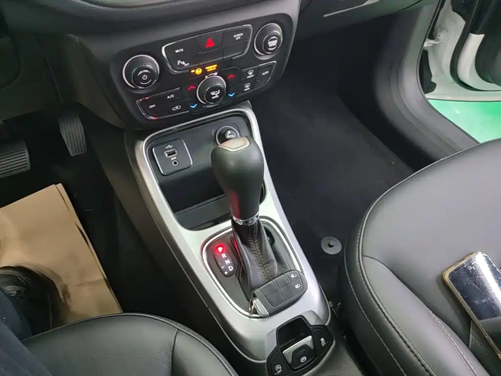Jeep Compass — фото 14