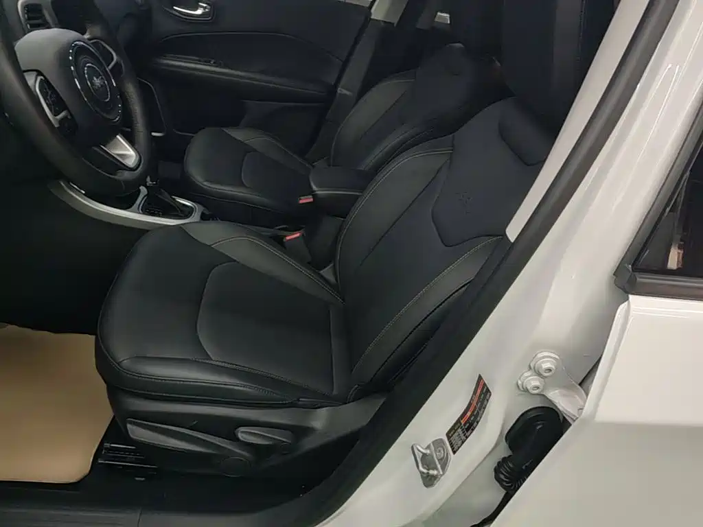 Jeep Compass — фото 15