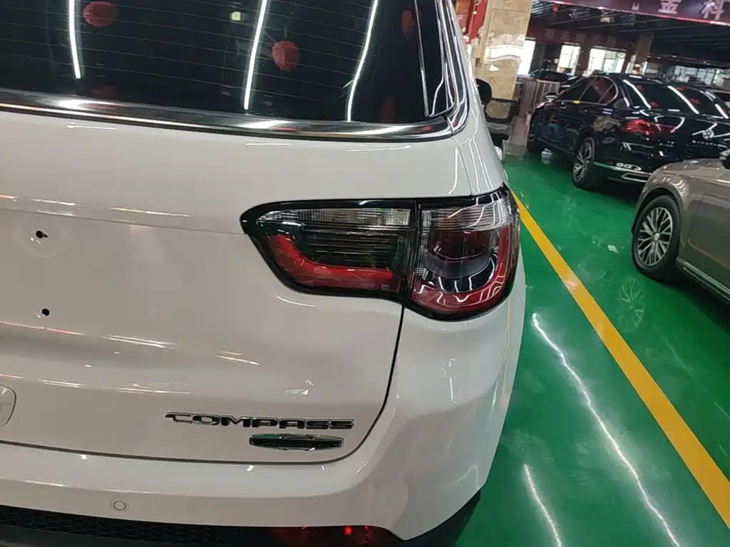 Jeep Compass — фото 8
