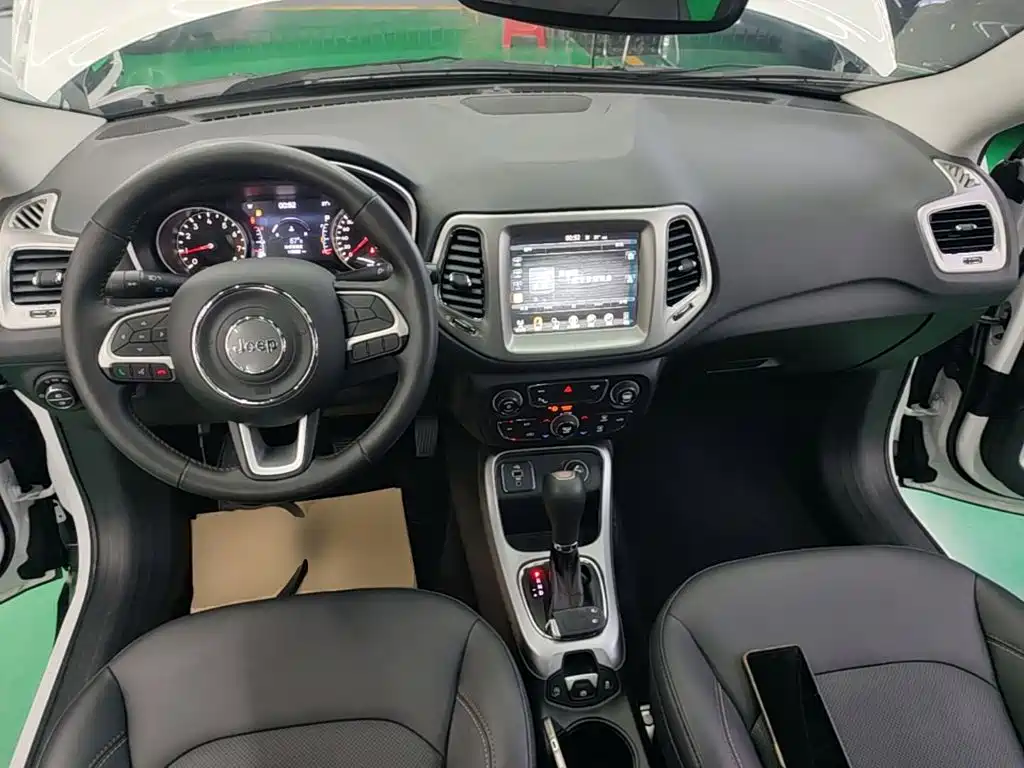 Jeep Compass — фото 10