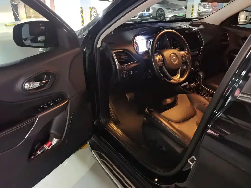 Jeep Cherokee — фото 17