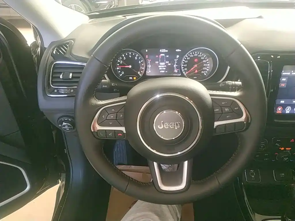 Jeep Compass — фото 11