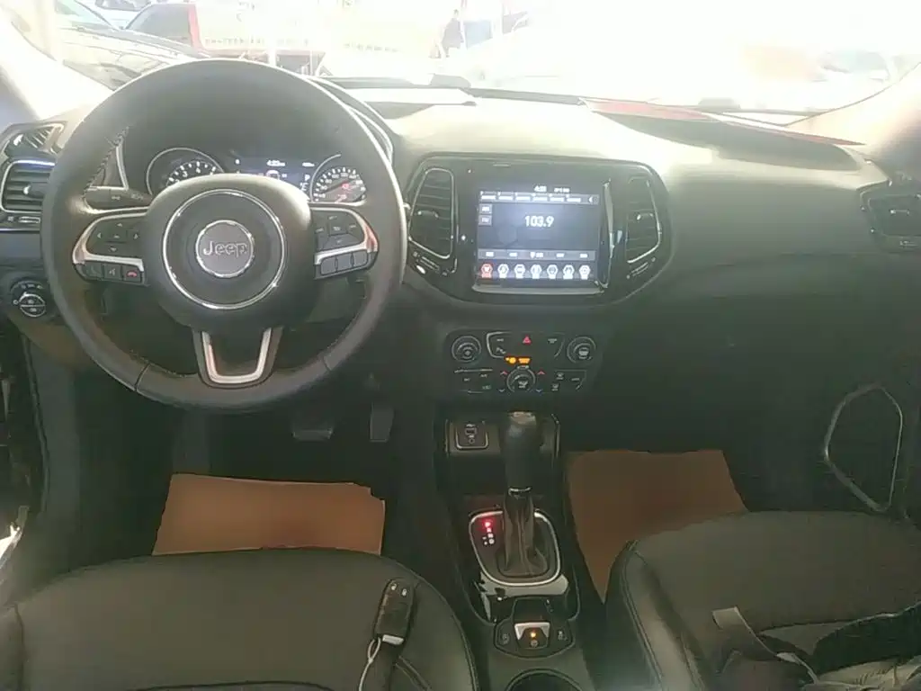 Jeep Compass — фото 10