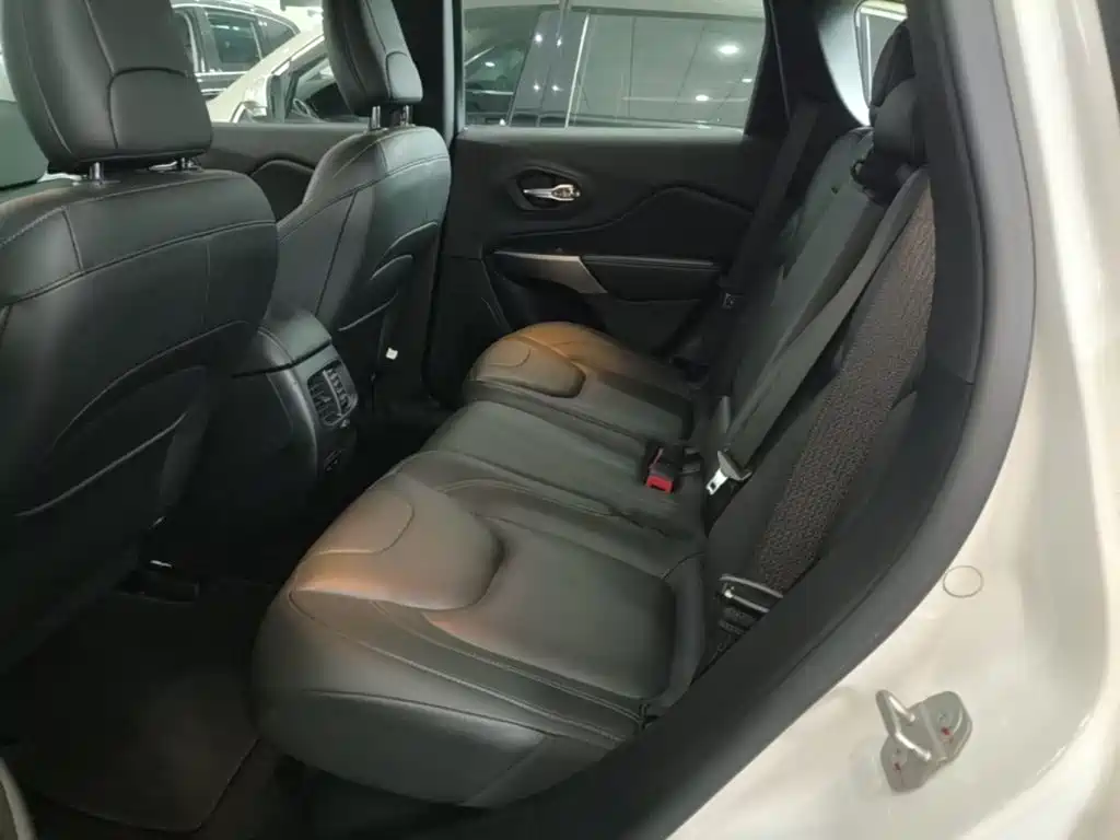 Jeep Cherokee — фото 13