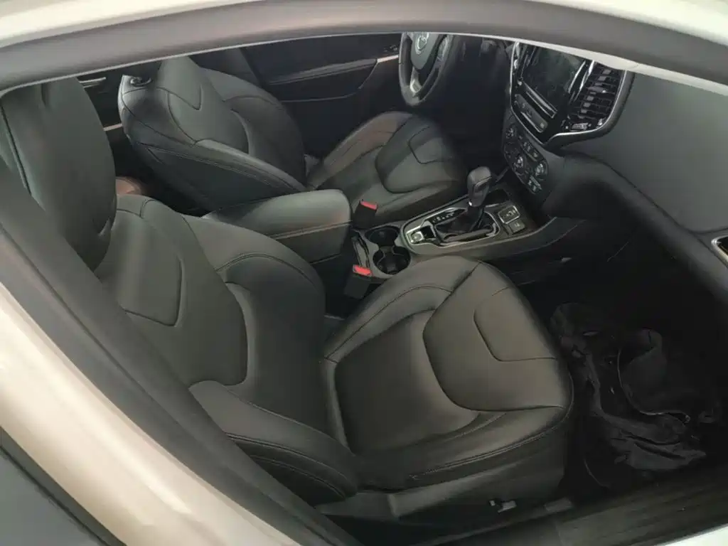 Jeep Cherokee — фото 20