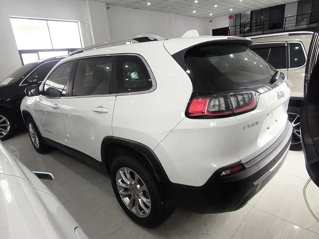 Jeep Cherokee — фото 23
