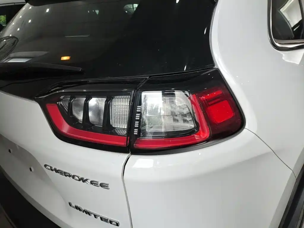 Jeep Cherokee — фото 24