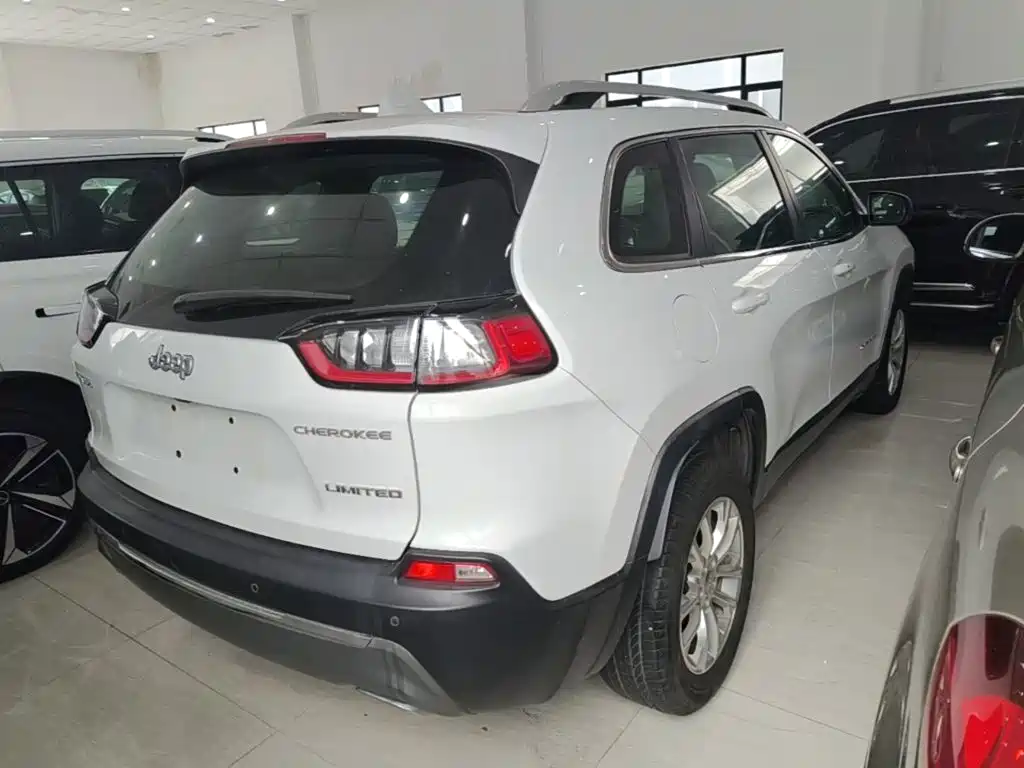 Jeep Cherokee — фото 5