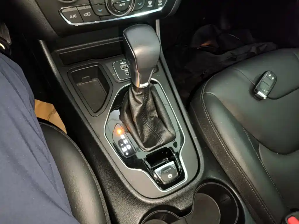 Jeep Cherokee — фото 10