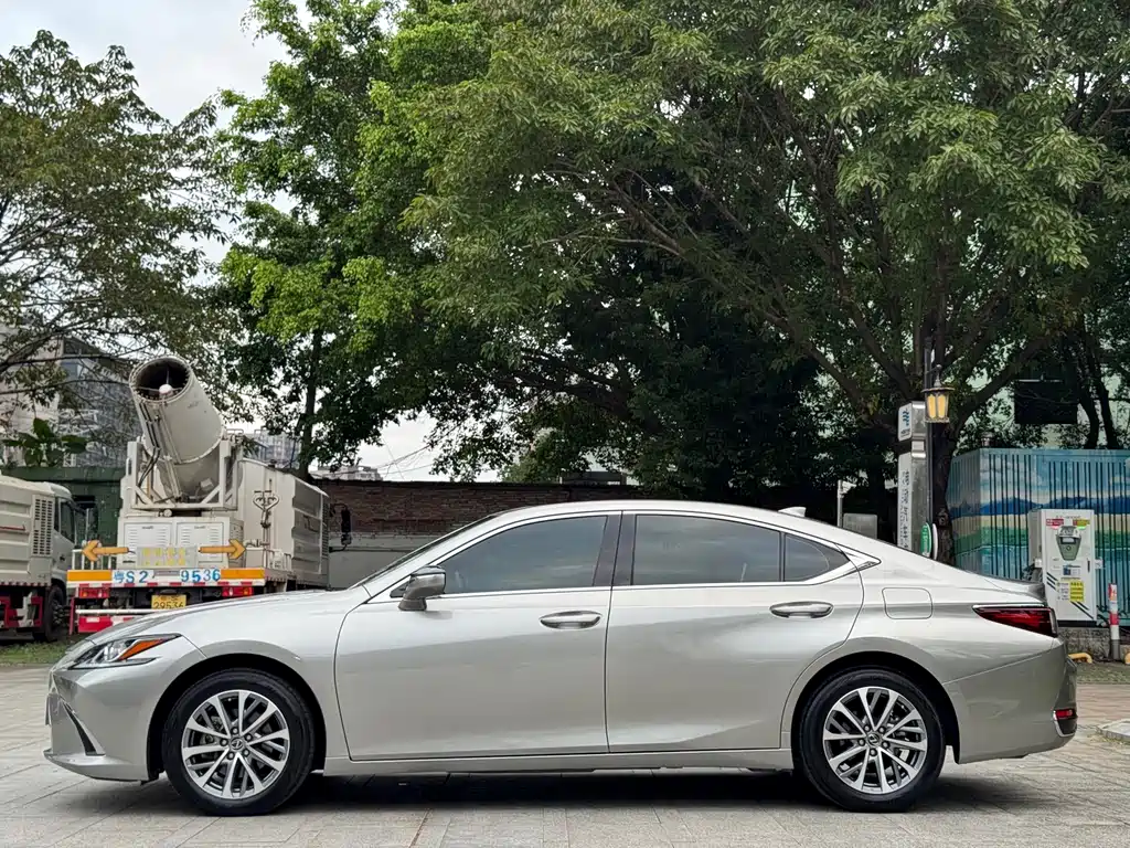 Lexus ES — фото 5