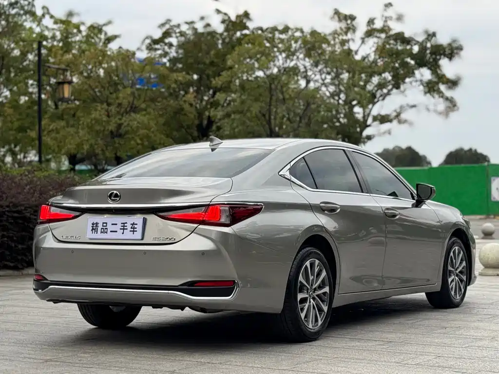 Lexus ES — фото 8