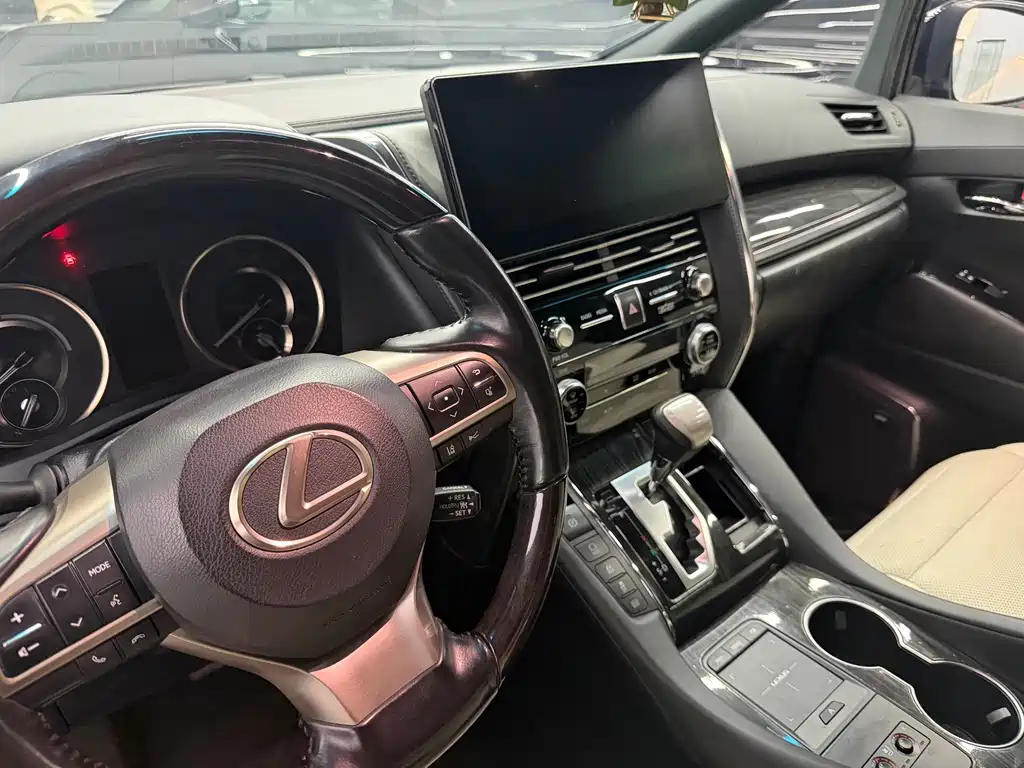 Lexus LM — фото 10