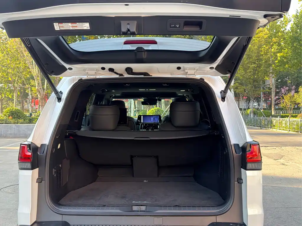 Lexus LX — фото 17