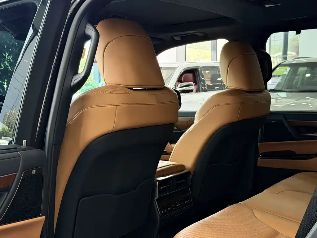Lexus LX — фото 11