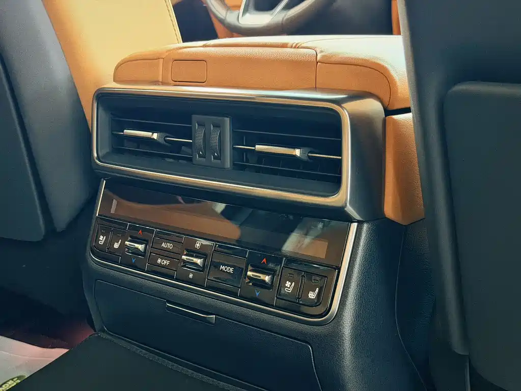 Lexus LX — фото 13