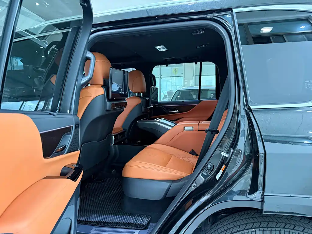 Lexus LX — фото 10