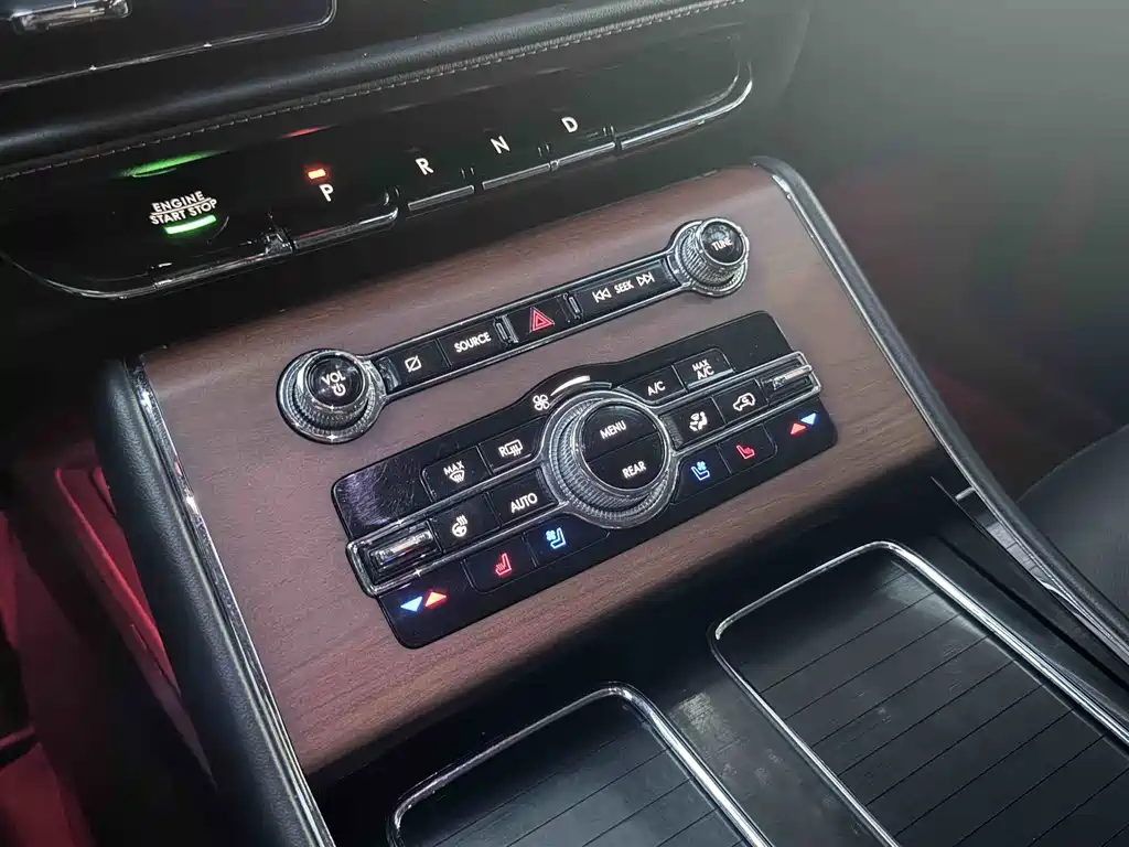 Lincoln Aviator — фото 11