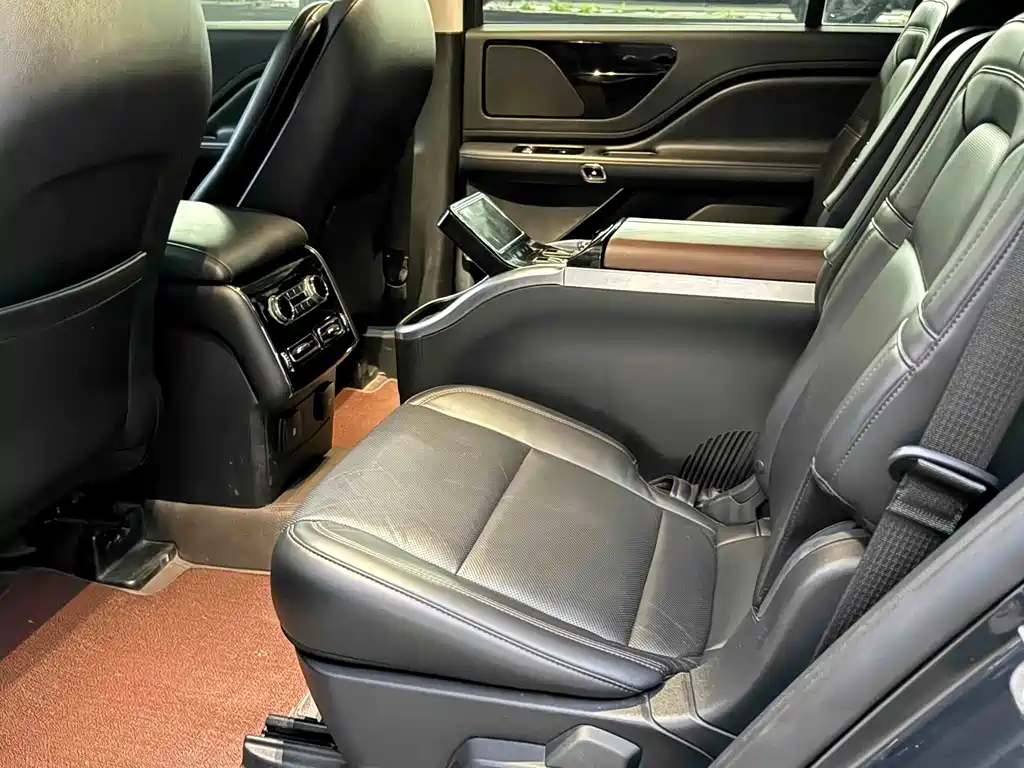 Lincoln Aviator — фото 14