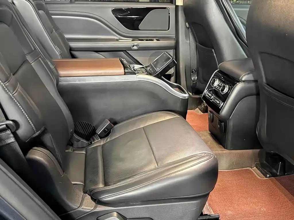 Lincoln Aviator — фото 15