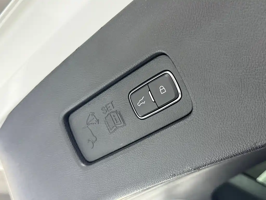 Lincoln Aviator — фото 17