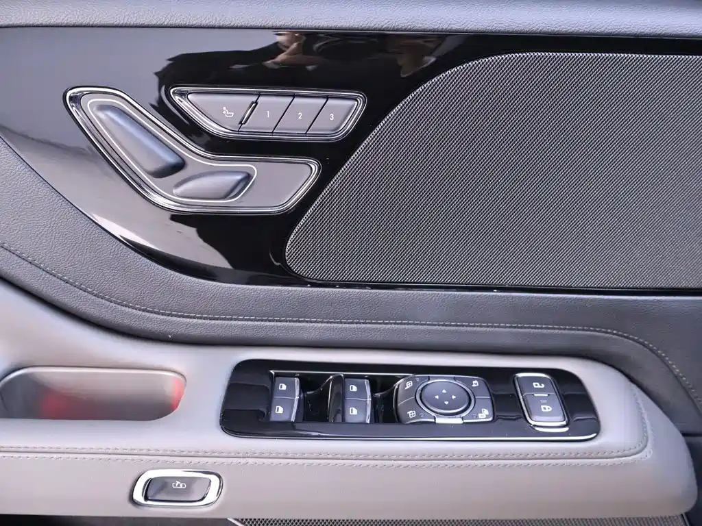 Lincoln Aviator — фото 17