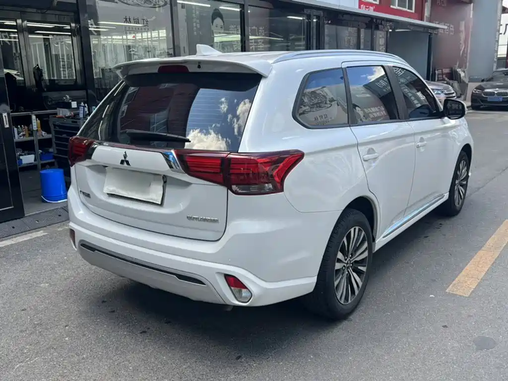 Mitsubishi Outlander — фото 6