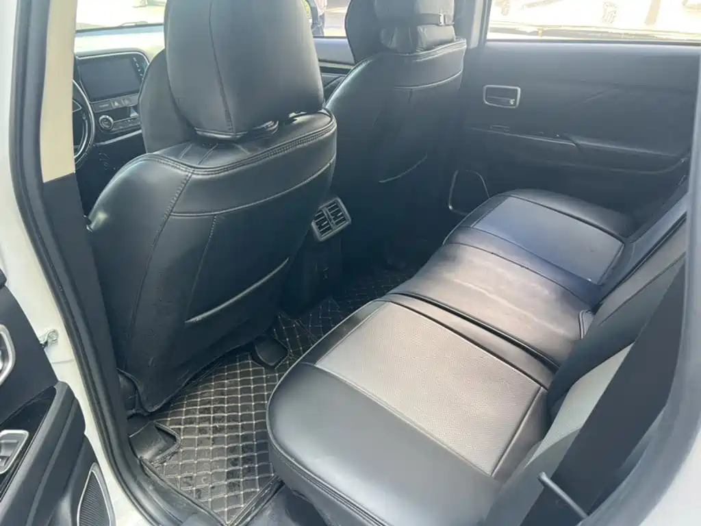 Mitsubishi Outlander — фото 10