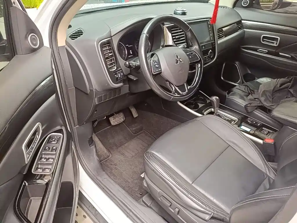 Mitsubishi Outlander — фото 14