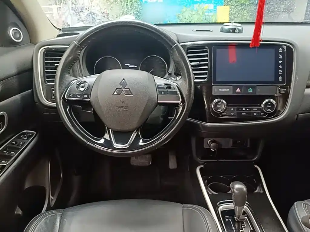 Mitsubishi Outlander — фото 3