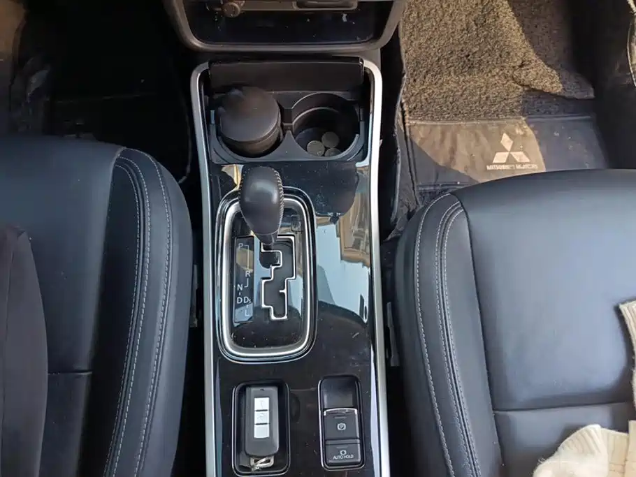 Mitsubishi Outlander — фото 16