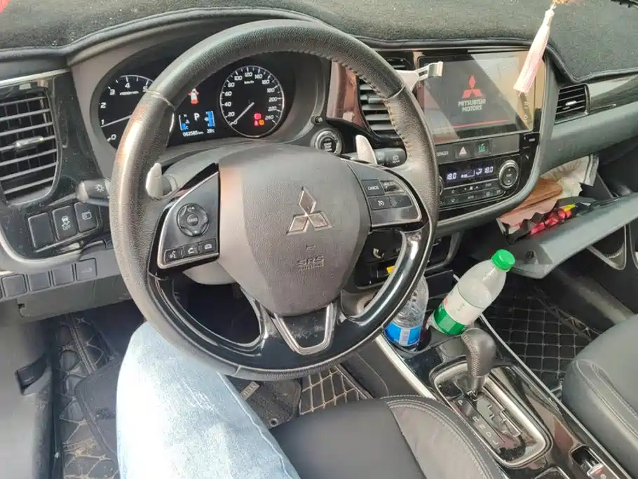 Mitsubishi Outlander — фото 11