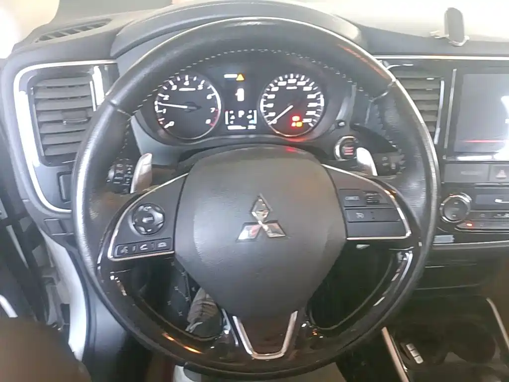 Mitsubishi Outlander — фото 11