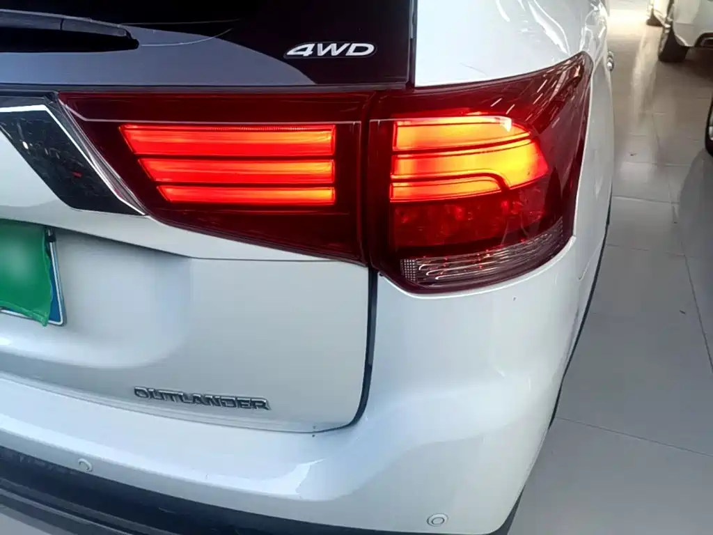 Mitsubishi Outlander — фото 8