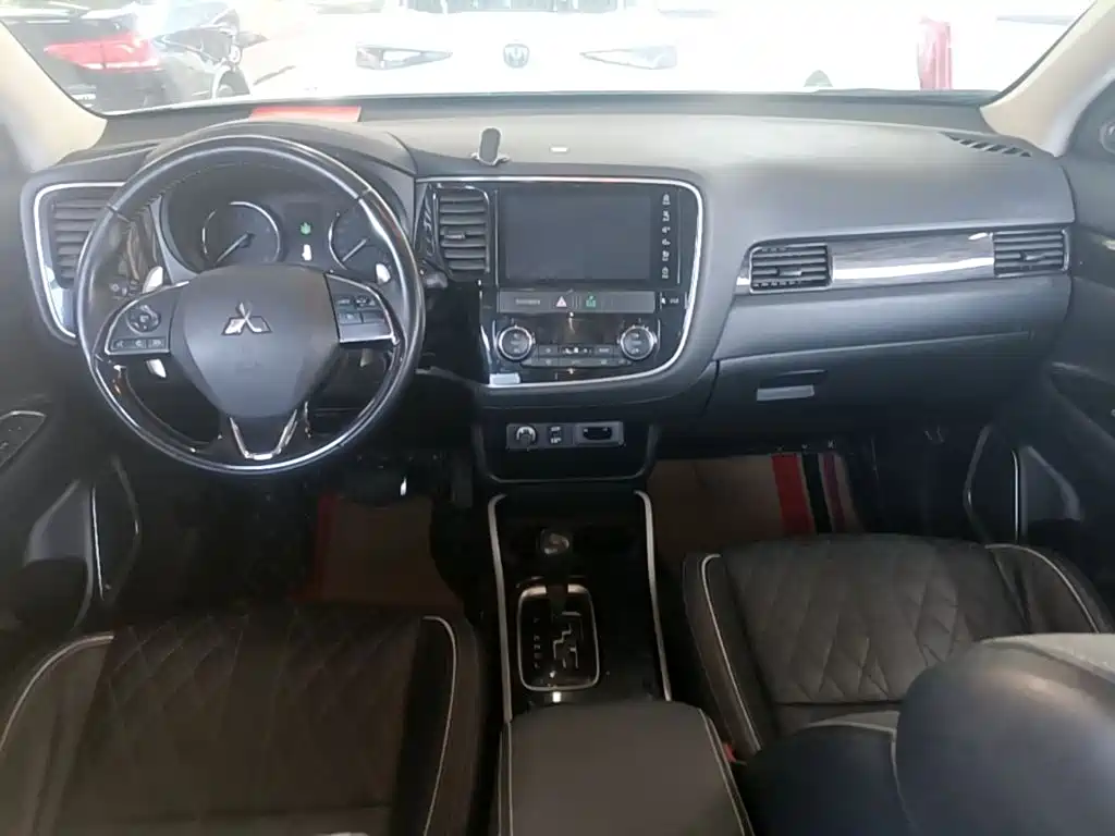 Mitsubishi Outlander — фото 10