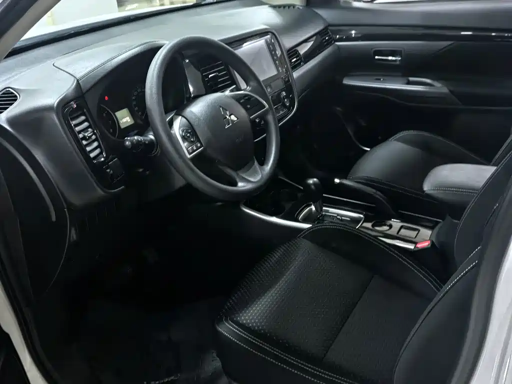 Mitsubishi Outlander — фото 4