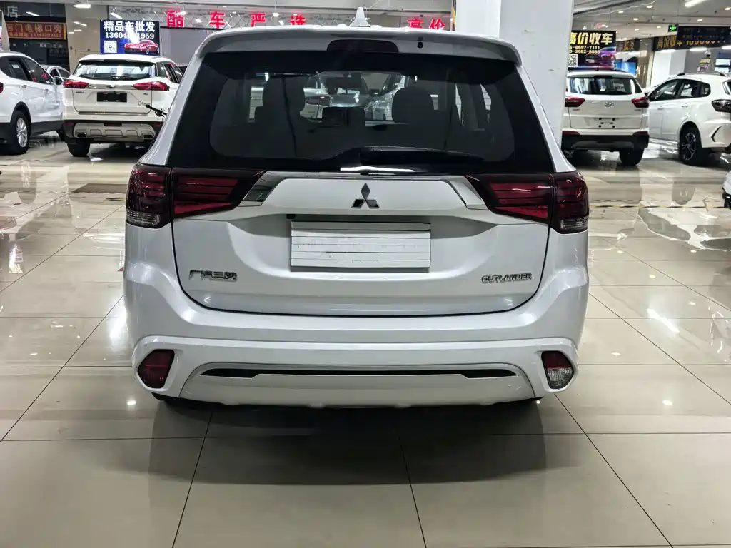 Mitsubishi Outlander — фото 7