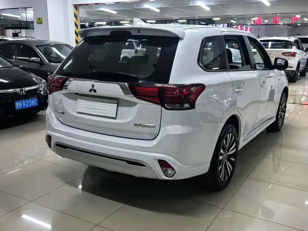 Mitsubishi Outlander — фото 8