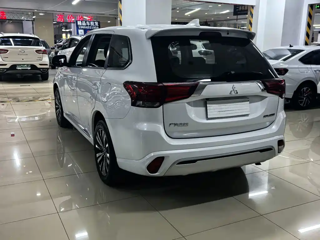 Mitsubishi Outlander — фото 9