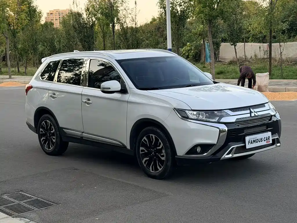 Mitsubishi Outlander — фото 3