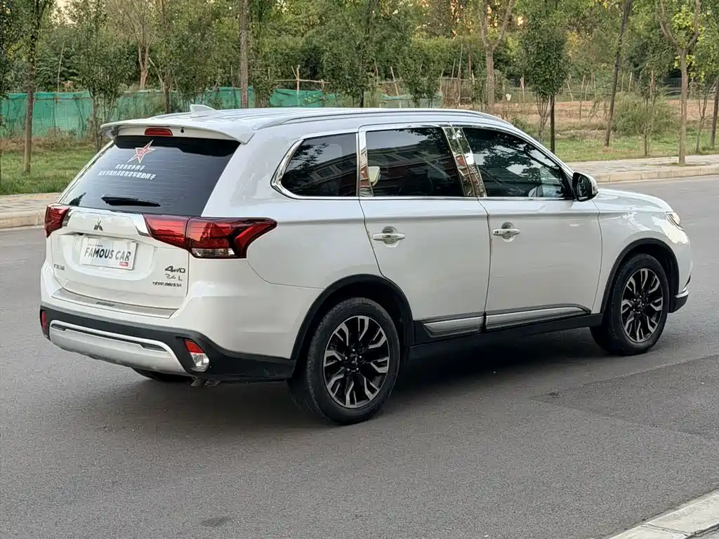 Mitsubishi Outlander — фото 4