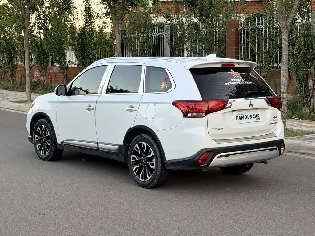 Mitsubishi Outlander — фото 5