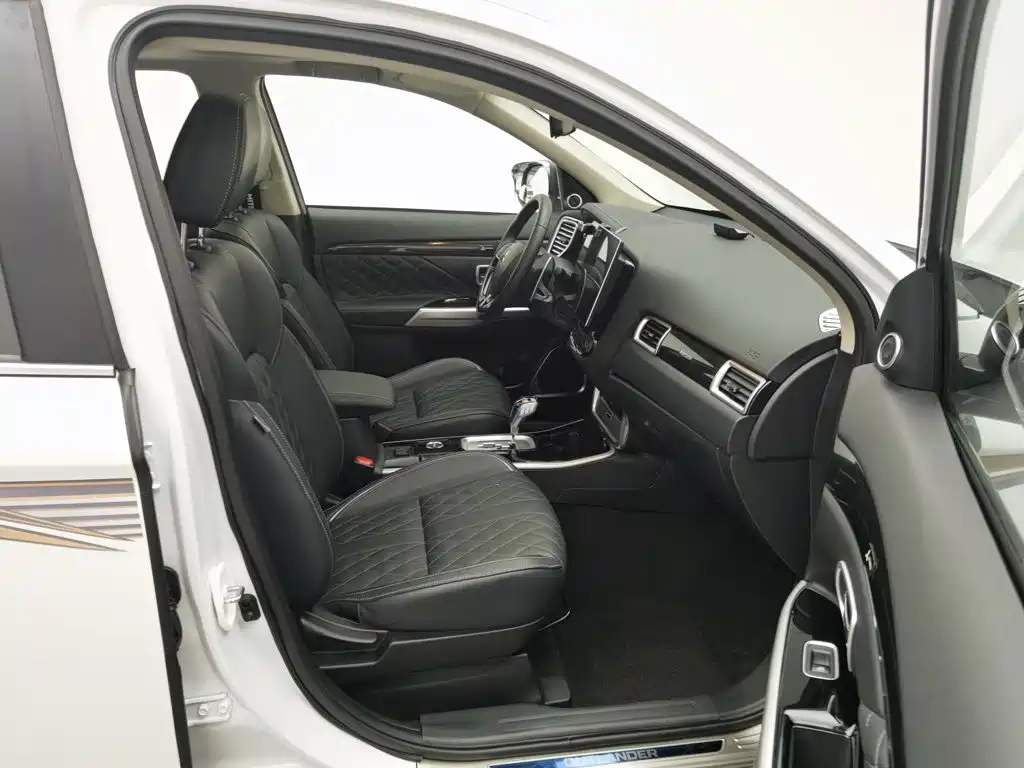 Mitsubishi Outlander — фото 23