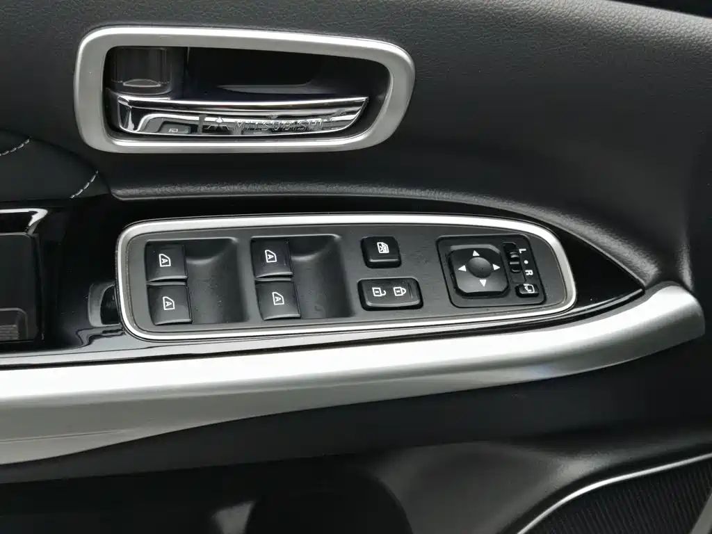 Mitsubishi Outlander — фото 9