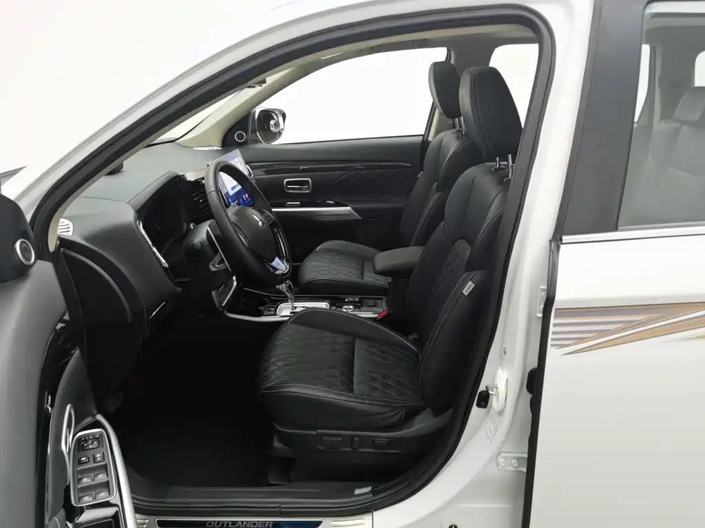 Mitsubishi Outlander — фото 10