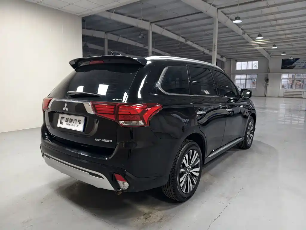 Mitsubishi Outlander — фото 4