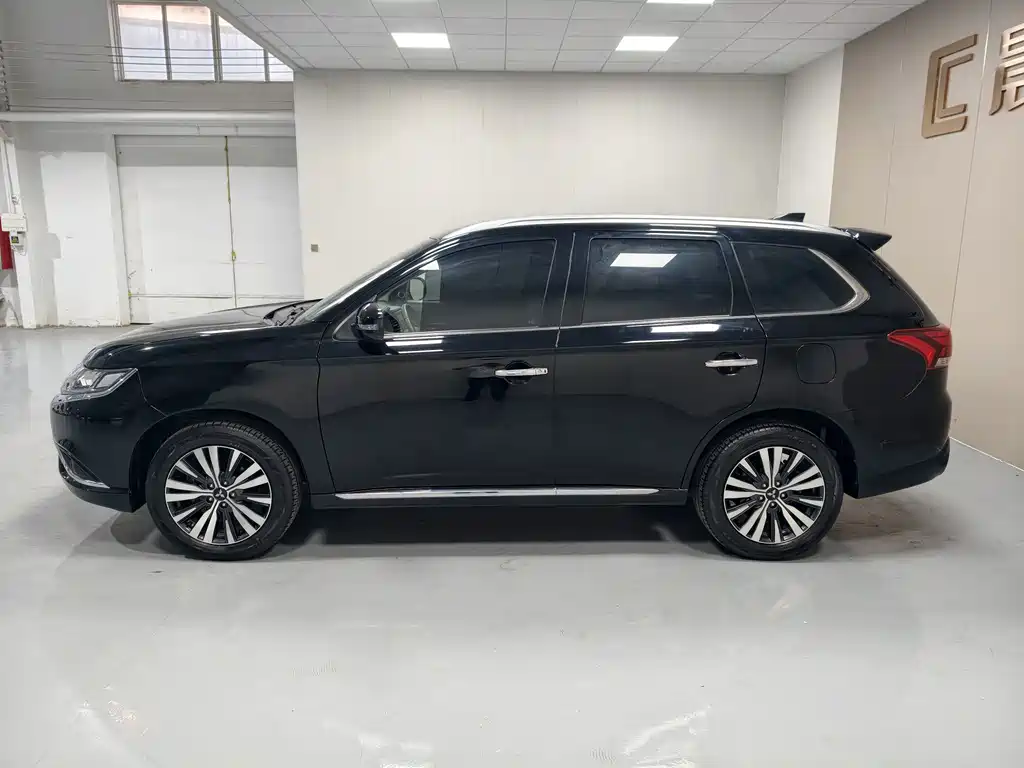 Mitsubishi Outlander — фото 7